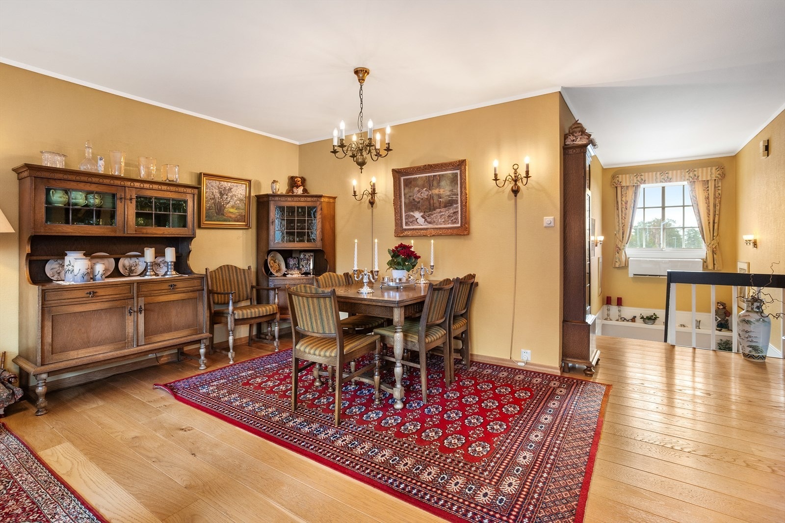 Stuen kan deles inn i flere soner - her er flere møbleringsmuligheter. Galleribilde