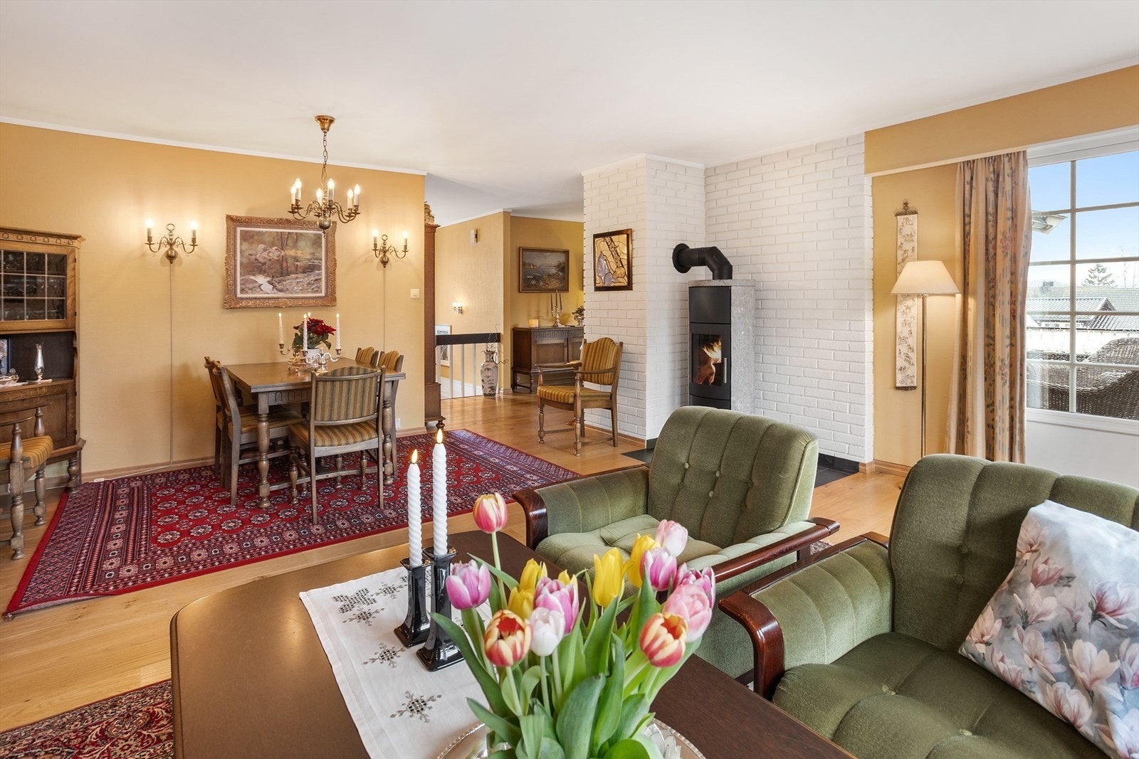 Det er utgang til en superhyggelig terrasse fra stuen. Galleribilde