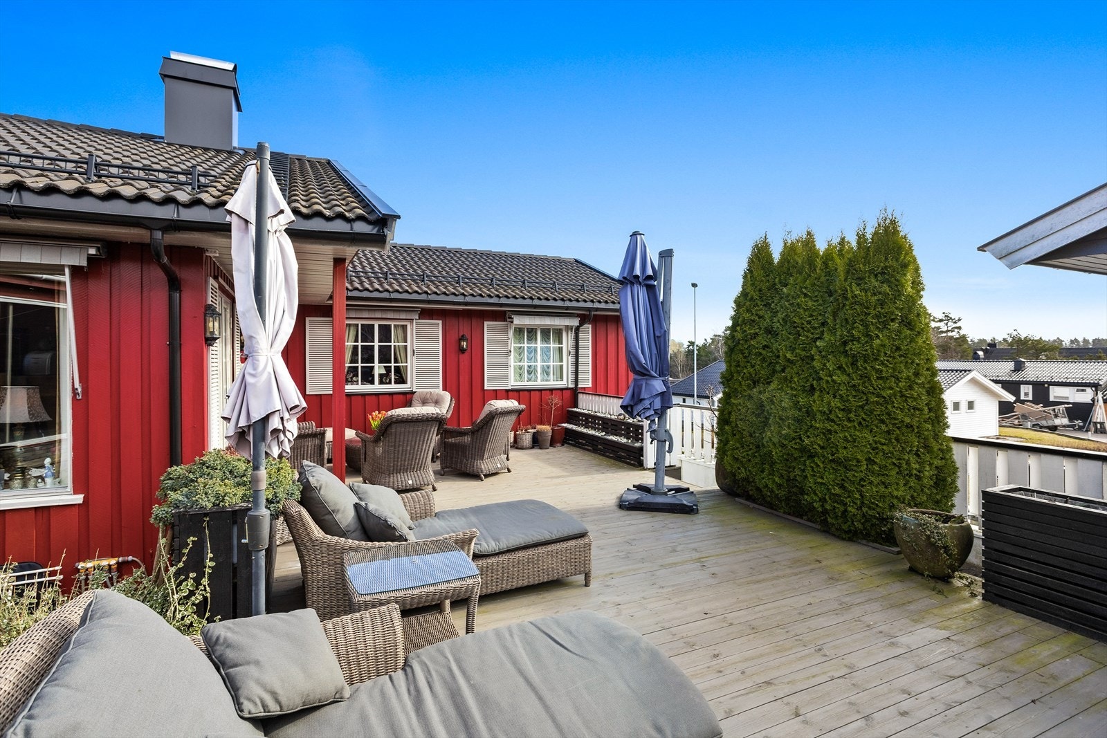 Flott uteplass med god plass til både spisegruppe og loungemøbler. Galleribilde