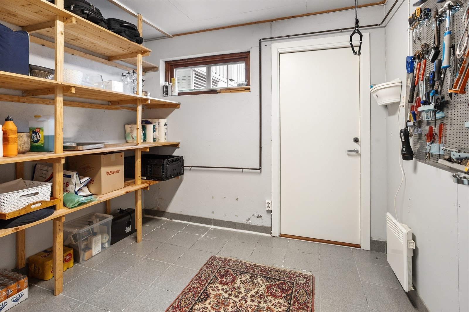 Bod med god lagringsplass, og direkte utgang til gårdsplass. Galleribilde