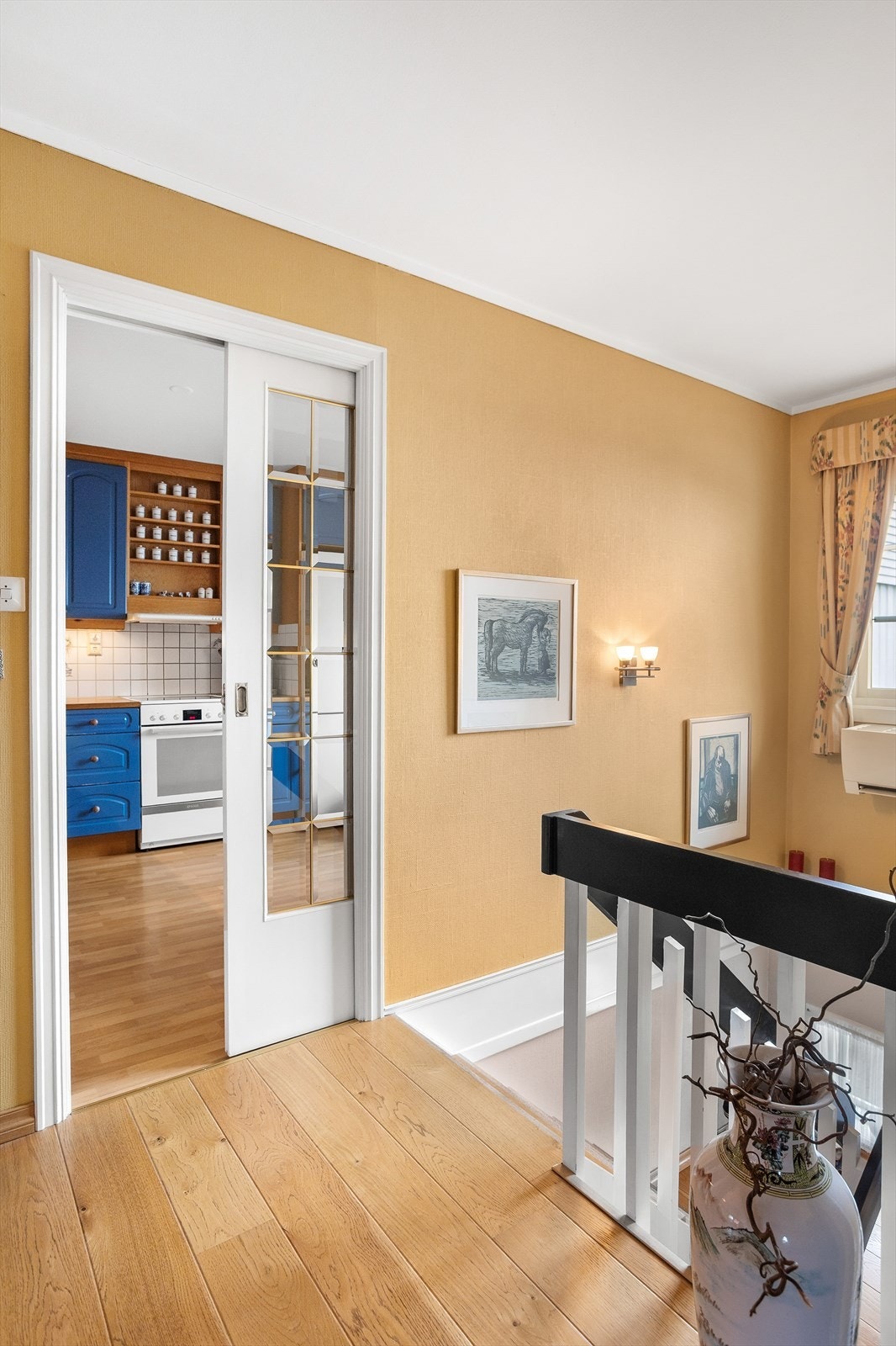 Det er en flott, praktisk skyvedør inn til kjøkkenet. Galleribilde