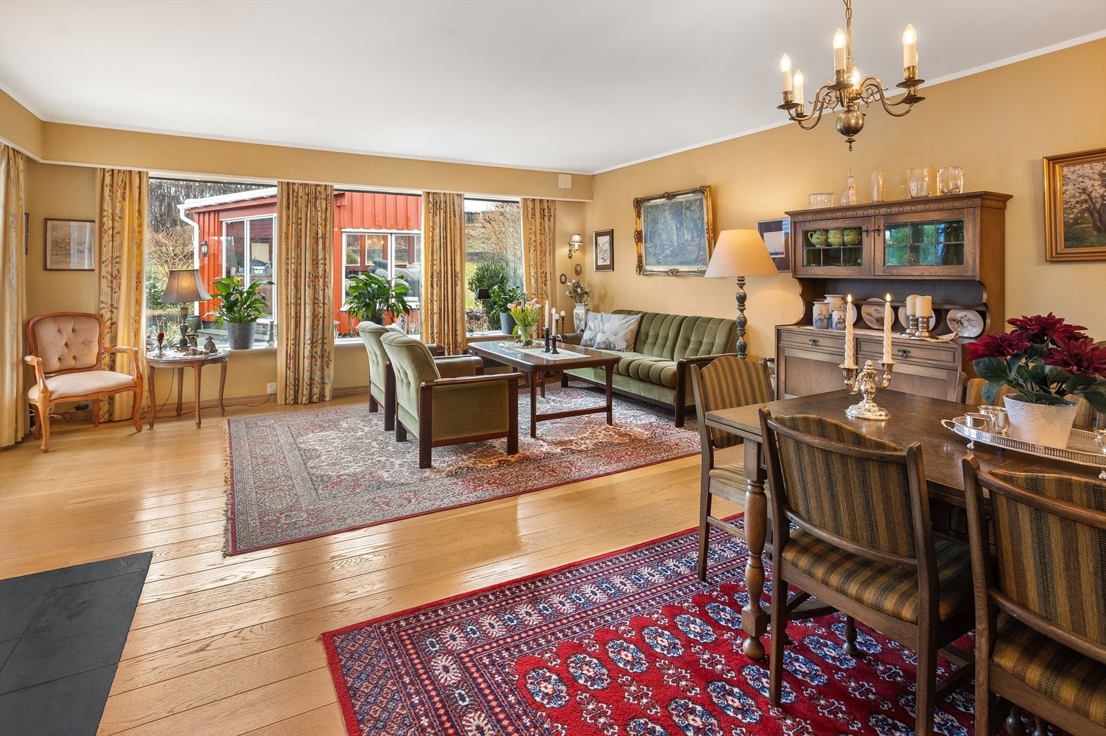 Stuen er lys og åpen og plass for flere møbelgrupper. Galleribilde