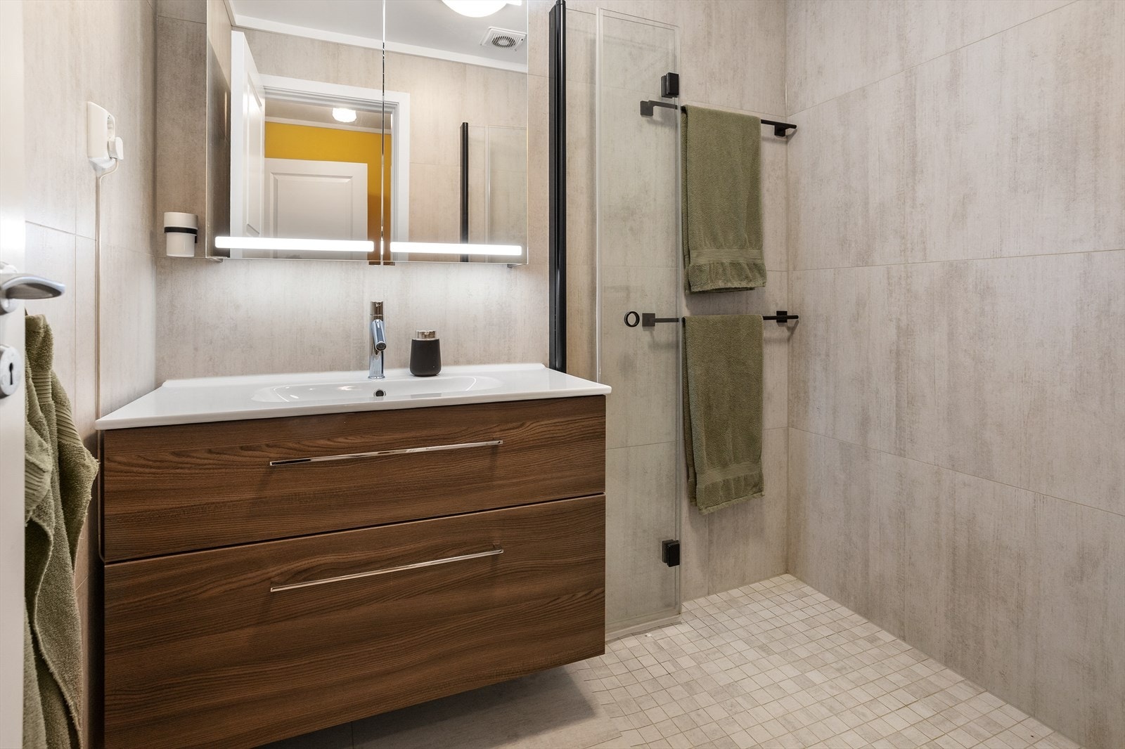 Pent bad oppusset i 2020 med moderne uttrykk. Galleribilde