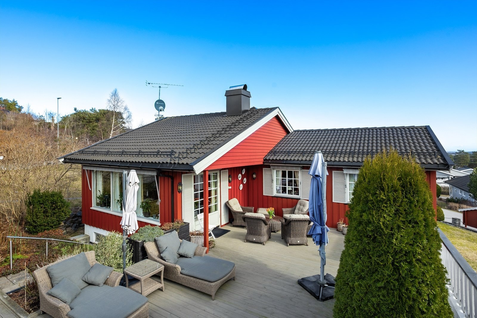 Ute finner du fine oppholdsarealer med terrasse og lun hagestue - perfekt for lange sommerkvelder. Galleribilde