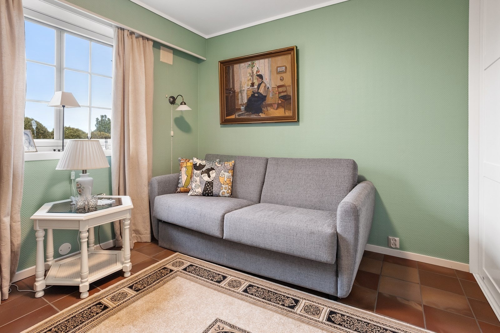 To av boligens soverom er plassert i 1. etasje. Galleribilde