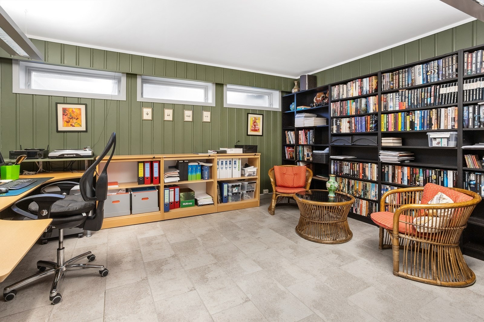 Stort og praktisk kontor, som også egner seg som en ekstra tv-stue. Galleribilde