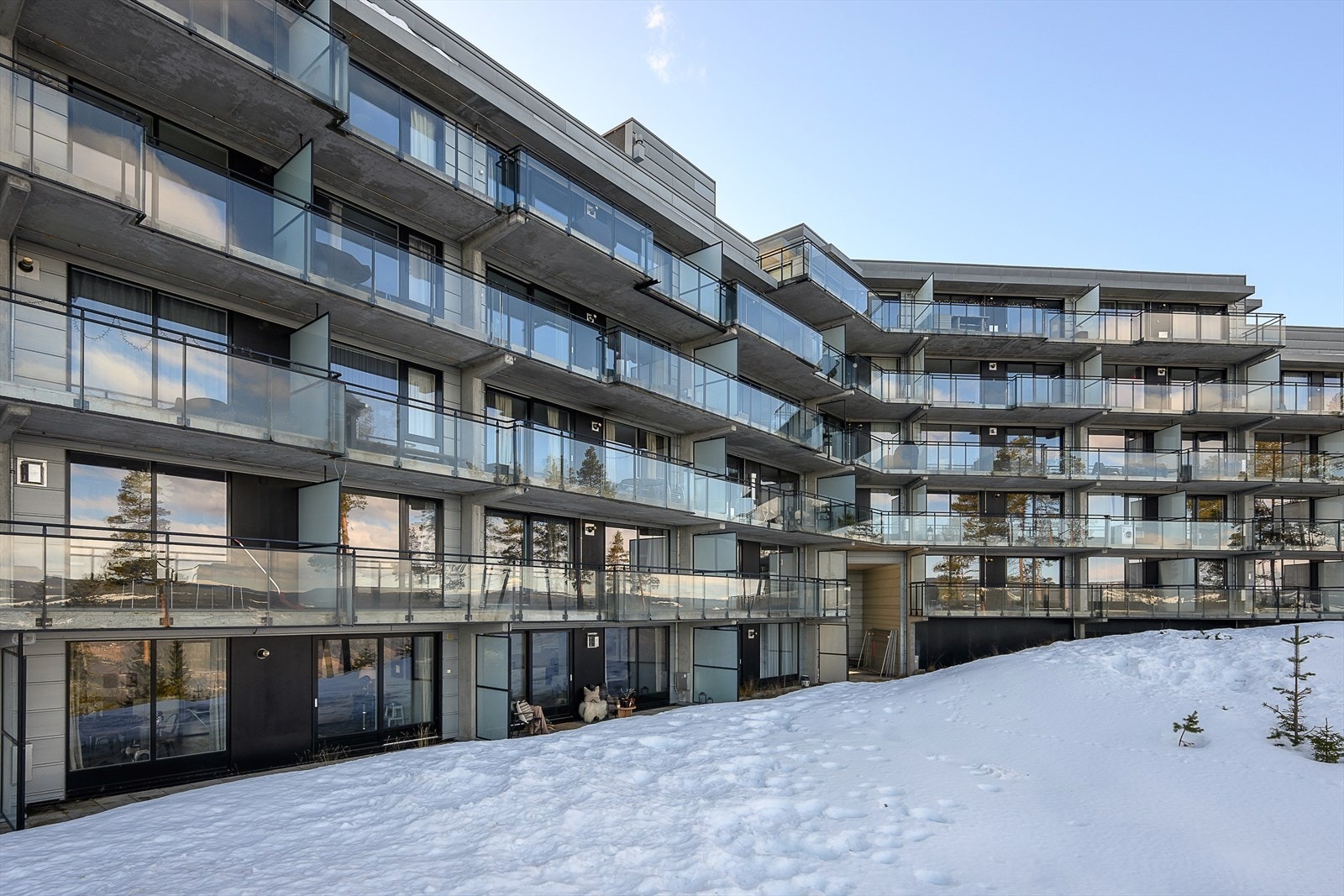 Leiligheten ligger på bakkeplan med enkel adkomst fra fellesområdene. Galleribilde