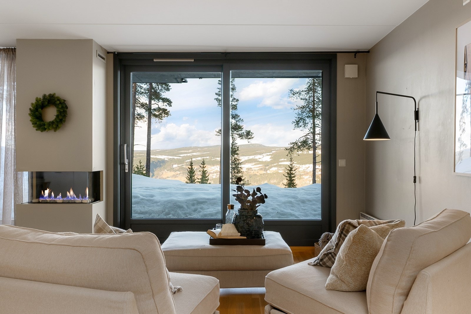 Velkommen til Skafløttvegen 391! En gjennomgående fritidsleilighet på bakkeplan med utsikt mot Lågen og fjellene. Foto: Lars Marius Bækkevold Galleribilde