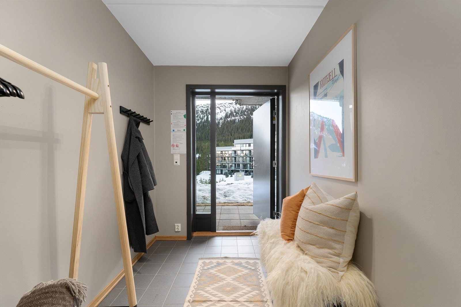 Entréen har flislagt gulv og god plass til å sette fra seg sko og henge av seg yttertøy. Galleribilde