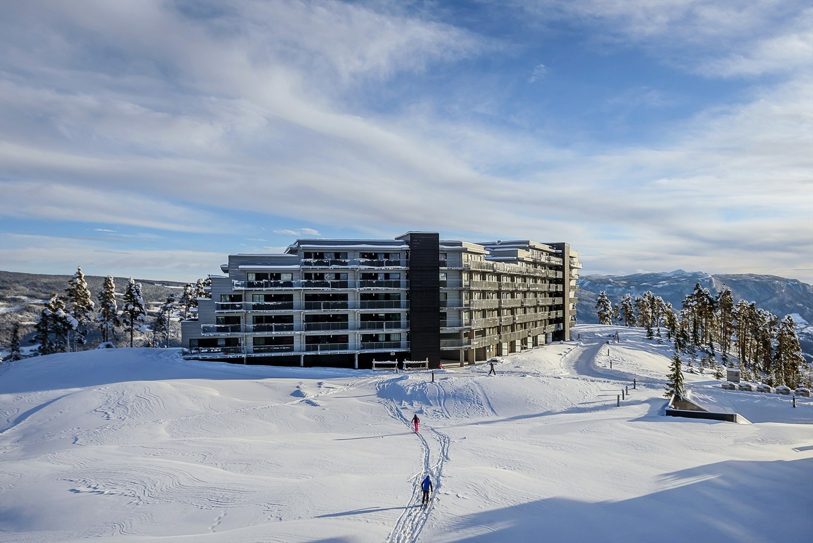 Her har man ski-in/ski-out. Spenn på deg skiene rett utenfor døren og gli ut i et av Norges beste alpinanlegg. Galleribilde