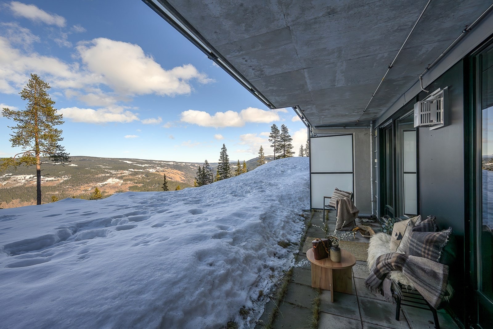 Herfra har man direkte utgang til naturen og flott utsikt over fjellandskapet. Galleribilde
