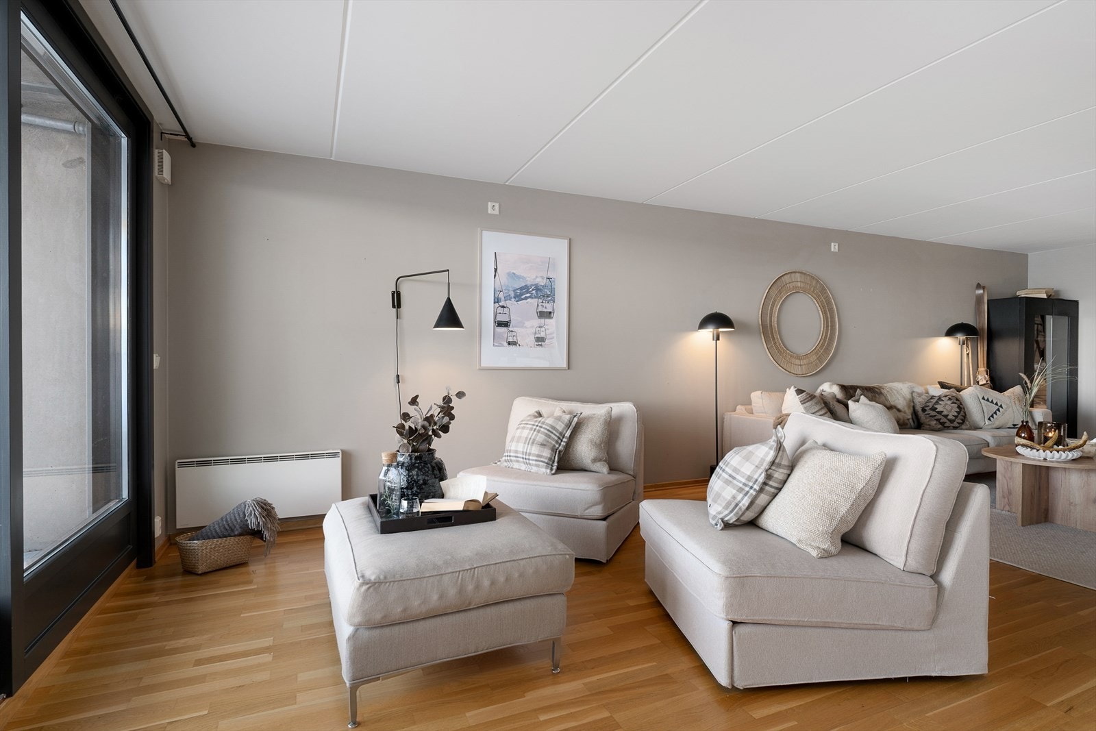 Leiligheten har en gjennomgående stil med parkett på gulv i oppholdsrom og soverom. Galleribilde