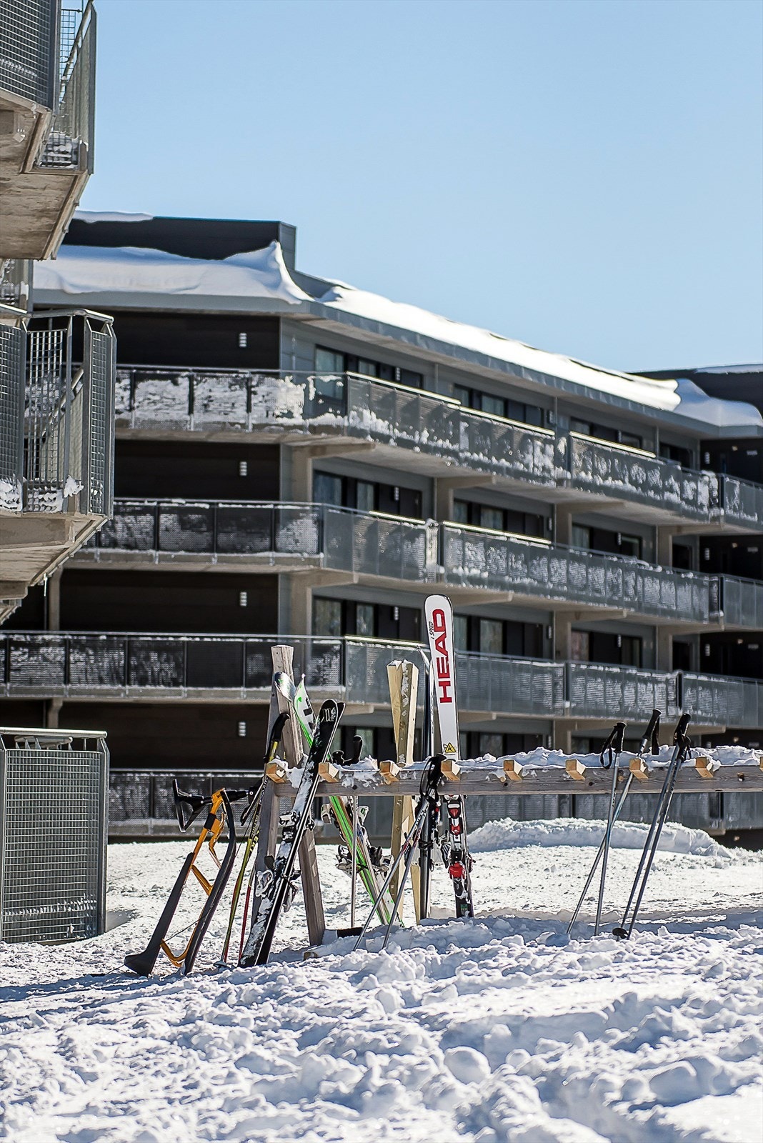 Sameiet har felles skistativ for praktisk oppbevaring av utstyr. Galleribilde