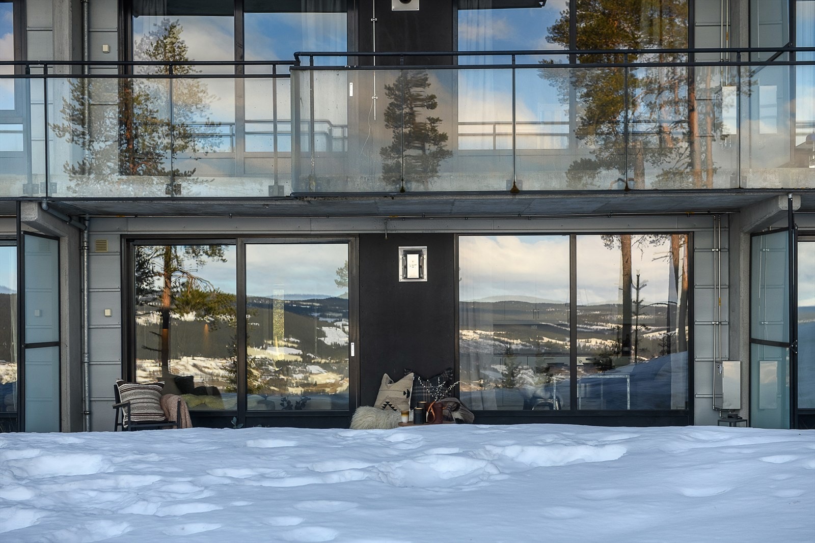 Leiligheten ligger på bakkeplan med utgang til to private markterrasser på til sammen 24 m². Galleribilde
