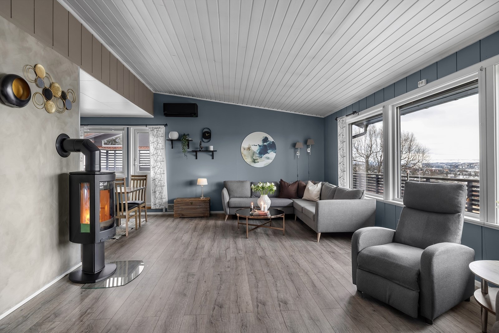 Stue med god takhøyde, vedfyring og varmepumpe Galleribilde