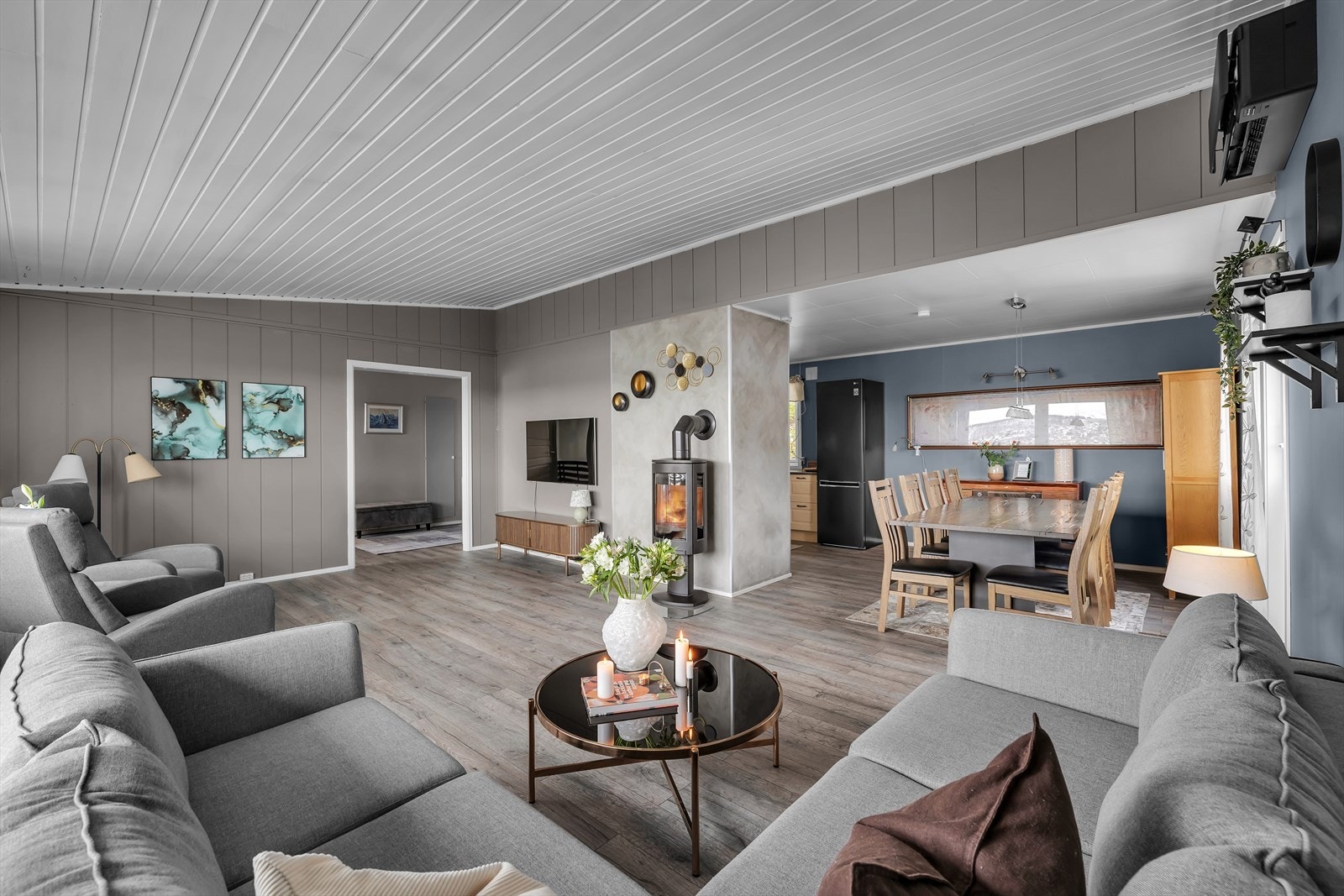 Stue og kjøkken i delvis åpen løsning Galleribilde