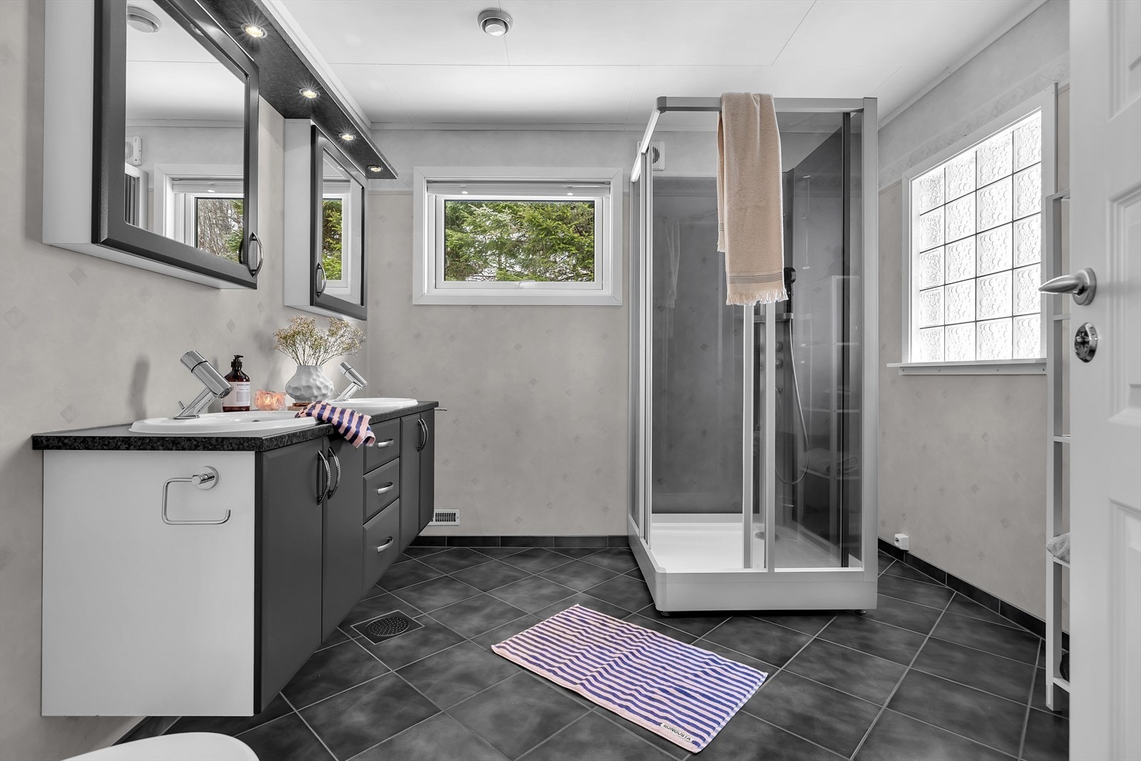 Bad 1.etg med flislagt gulv og varmekabler Galleribilde