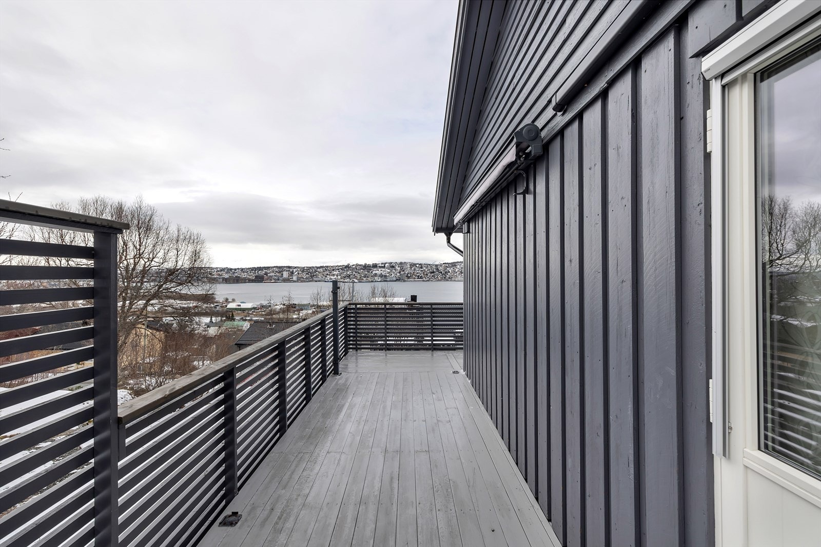 Huset har solrik terrasse mot sør og vest Galleribilde