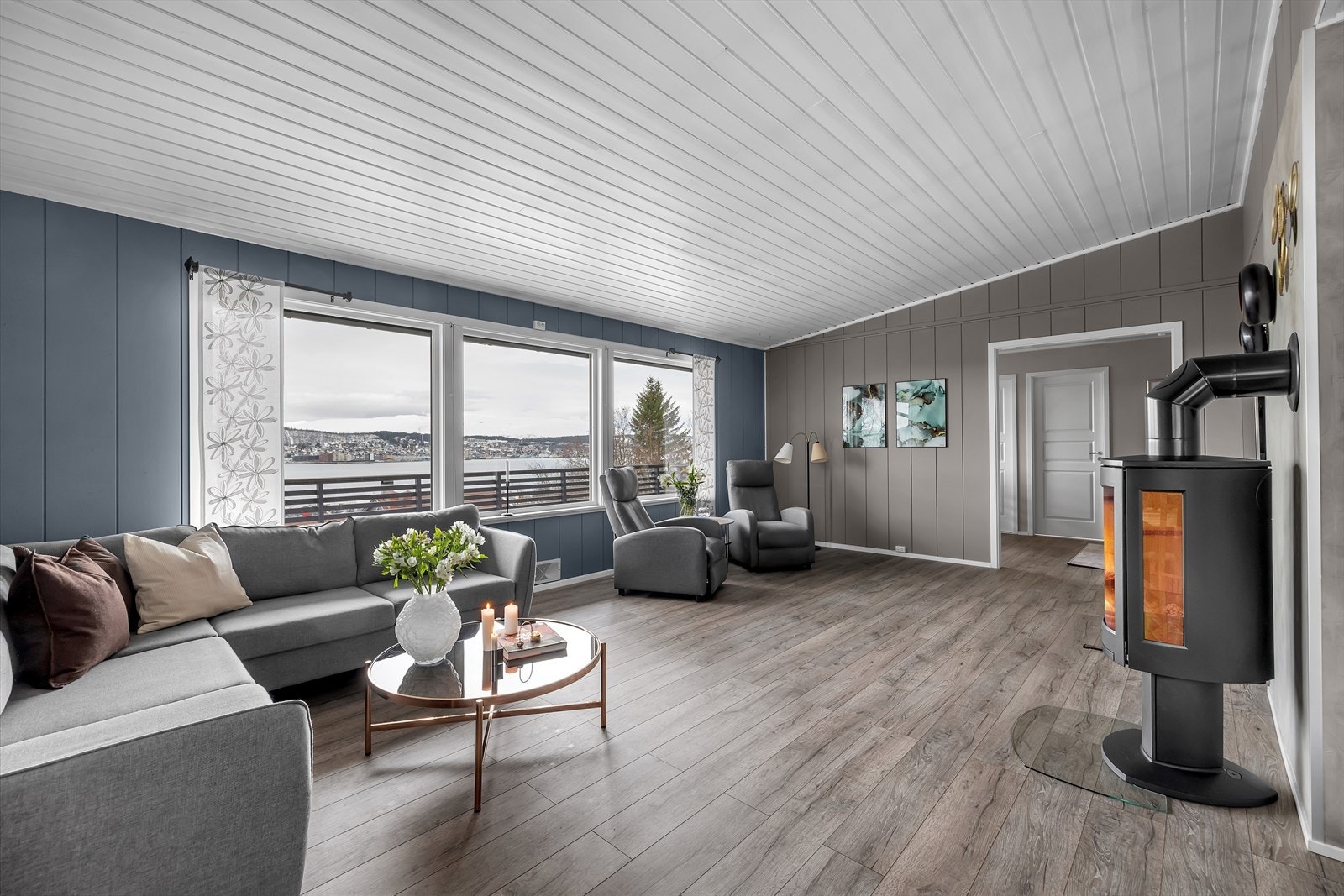 Vinduene i stuen og verandadør har utvendig solskjerming Galleribilde