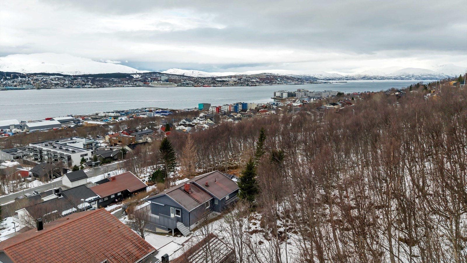 Huset ligger grensende til friområde både mot nord og øst Galleribilde