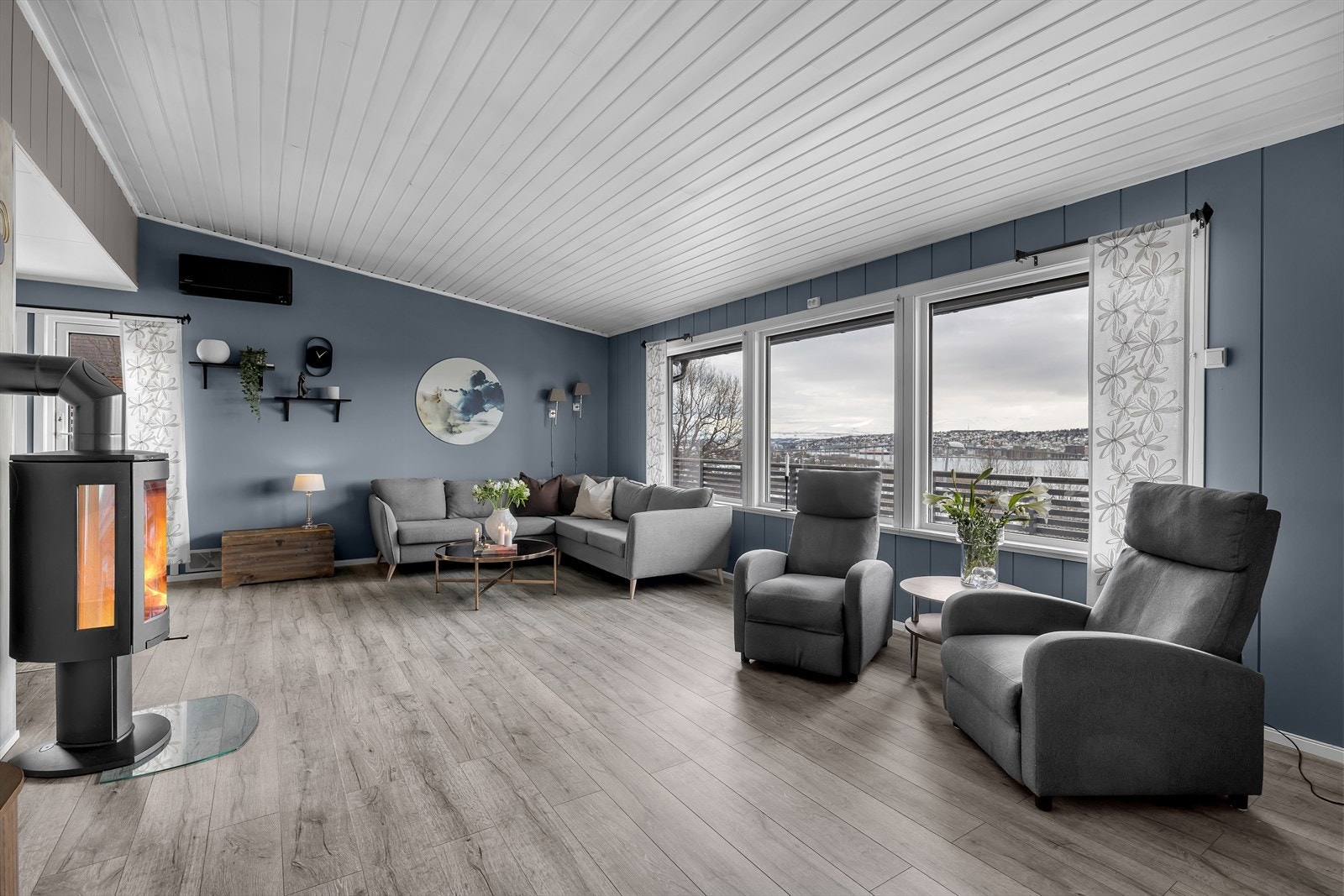 Eiendommen ligger tilbaketrukket til med fantastisk utsikt! Galleribilde