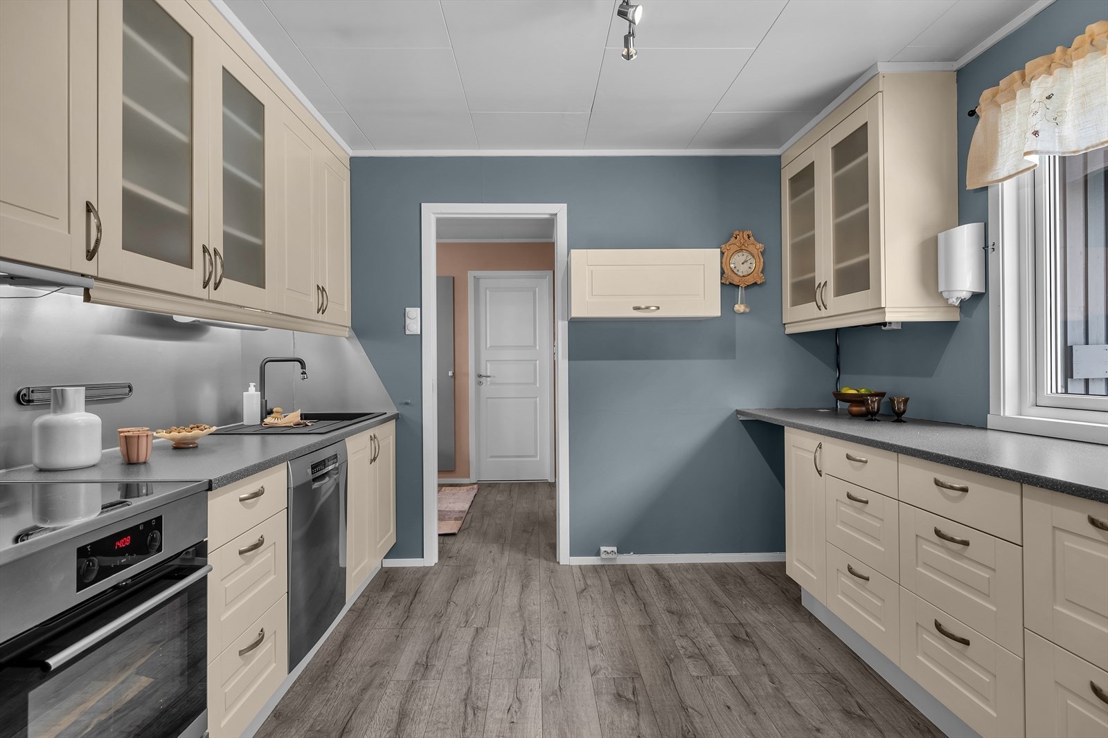 Kjøkkenet har mye skap- og benkeplass Galleribilde