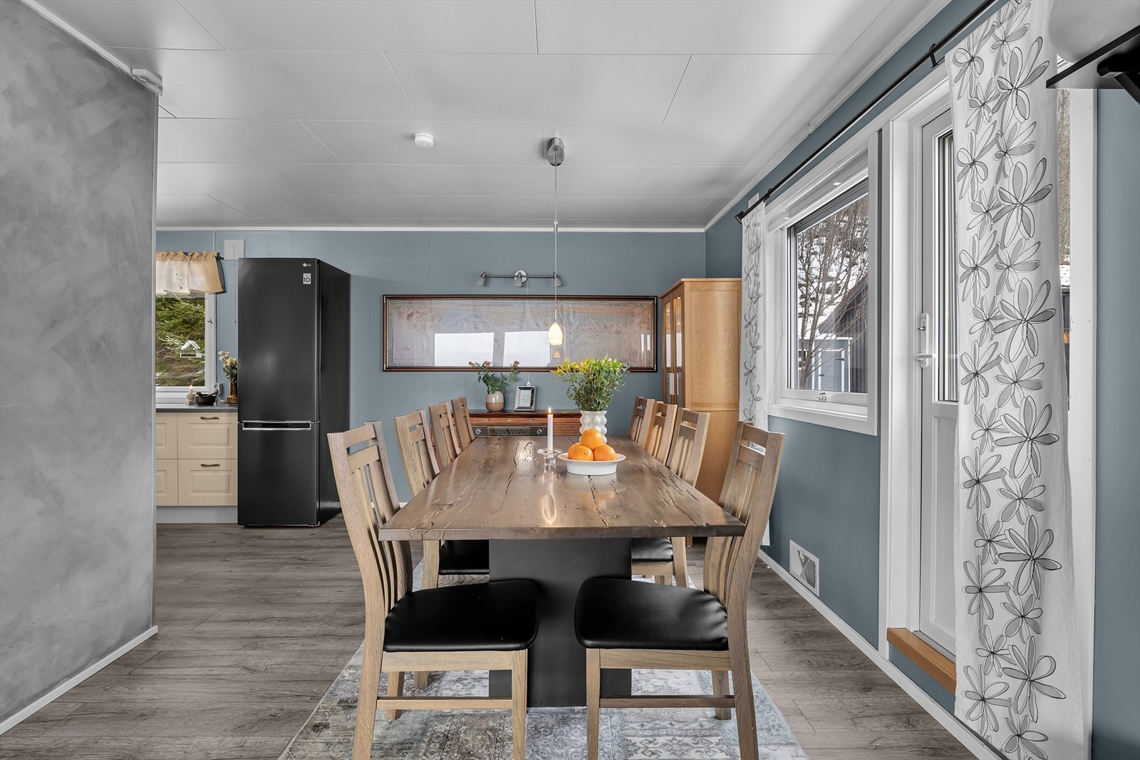 God plass til stort spisebord mellom stue og kjøkken Galleribilde