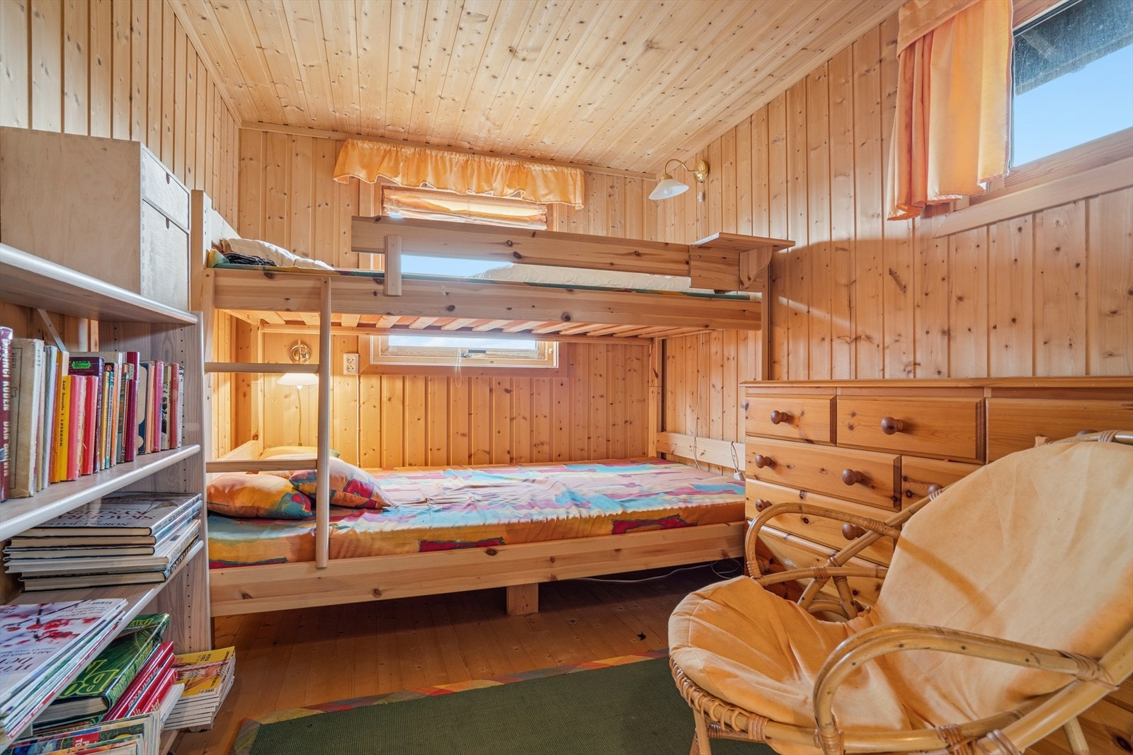 Soverom med køyeseng og trepanel på vegger. Galleribilde