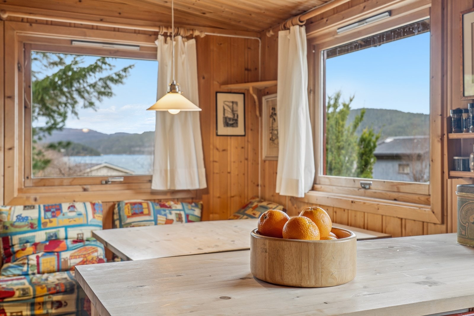 Åpen stue og spiseplass med store vinduer og gode lysforhold. Galleribilde