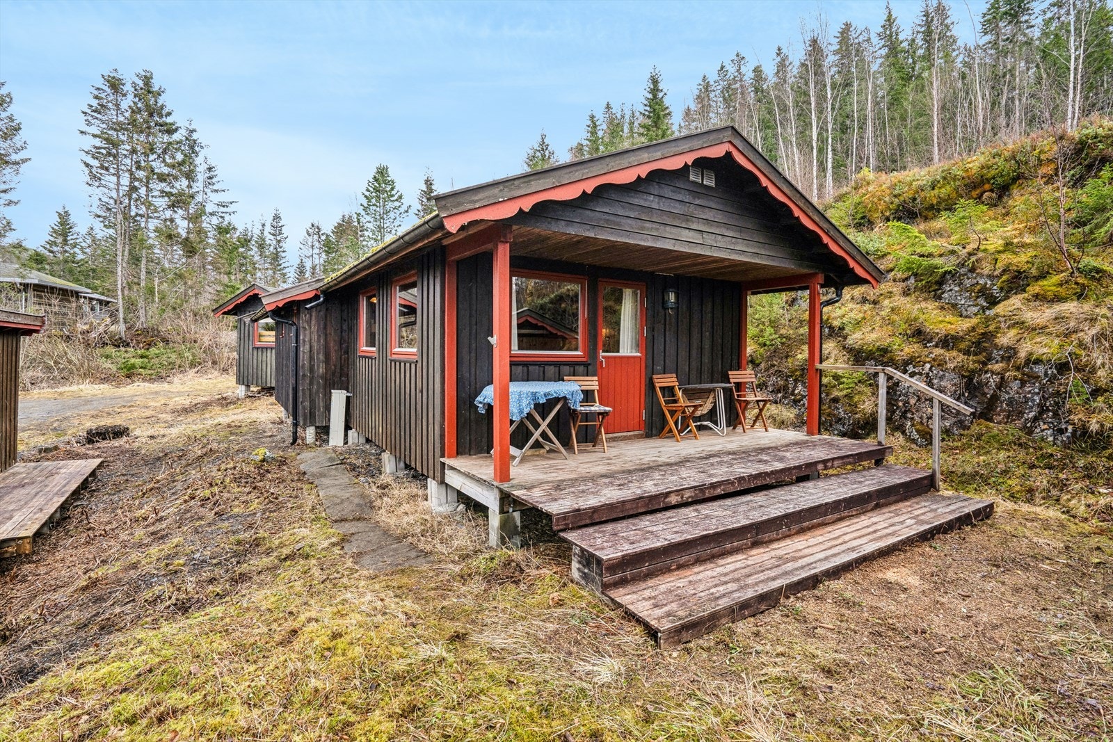 Hyttefasade med terrasse og tradisjonelt uttrykk. Galleribilde