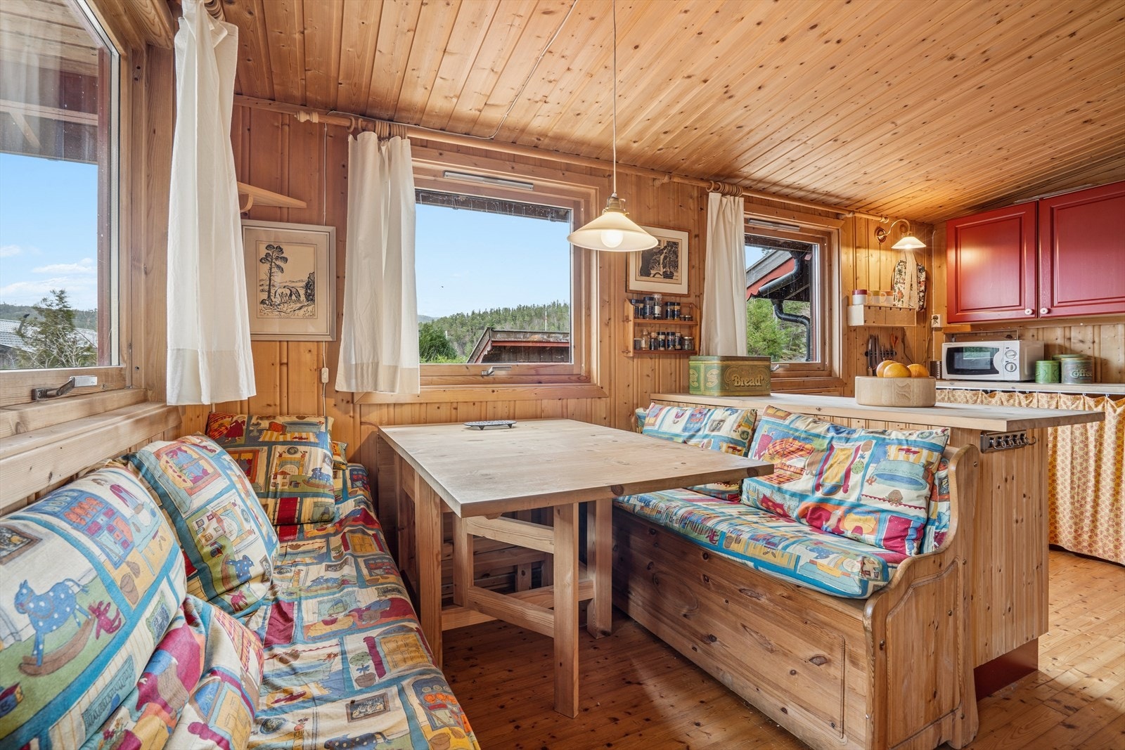 Kjøkken med utsikt og praktisk benkeplass. Galleribilde