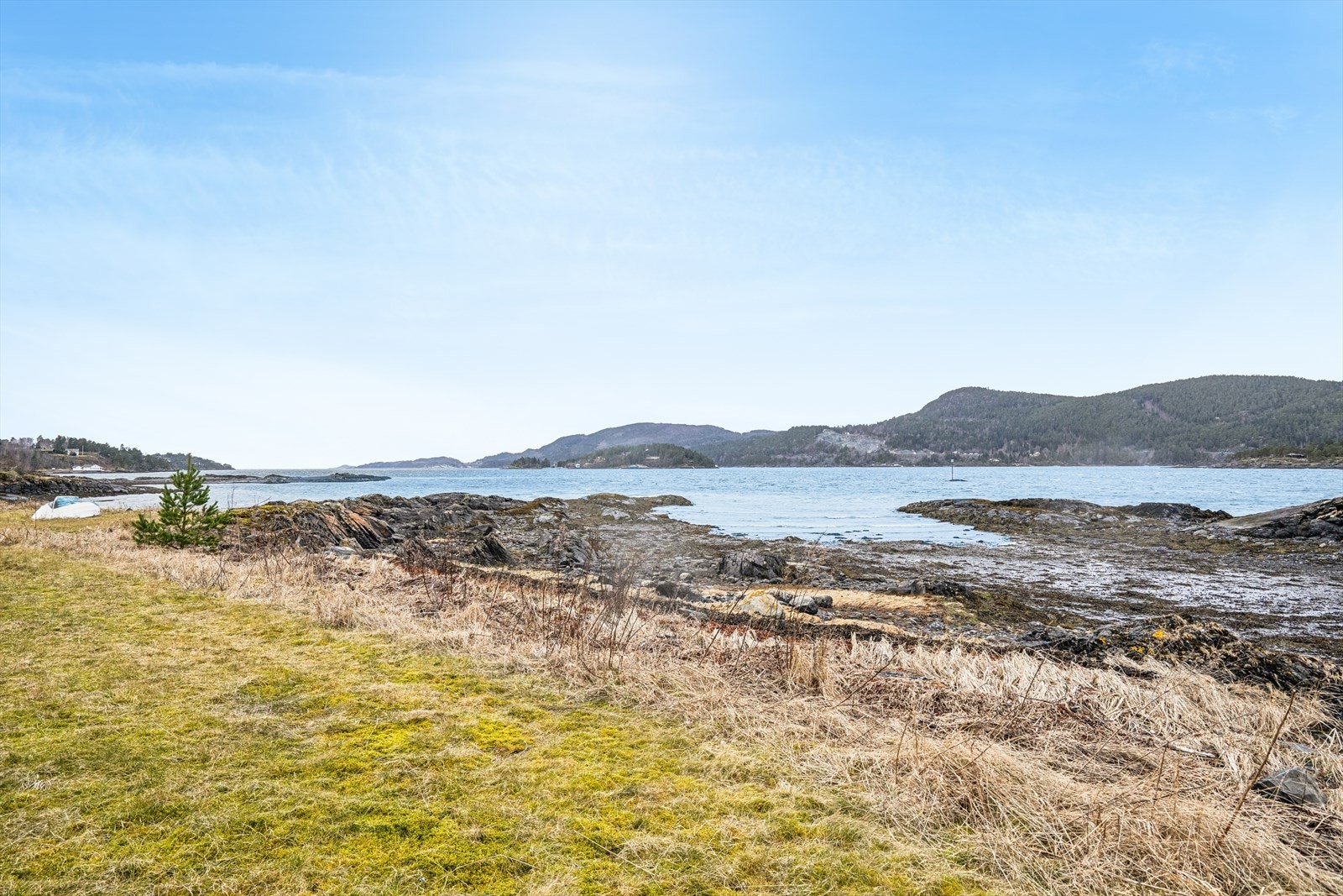 Utsikt over vann og åpent landskap. Galleribilde