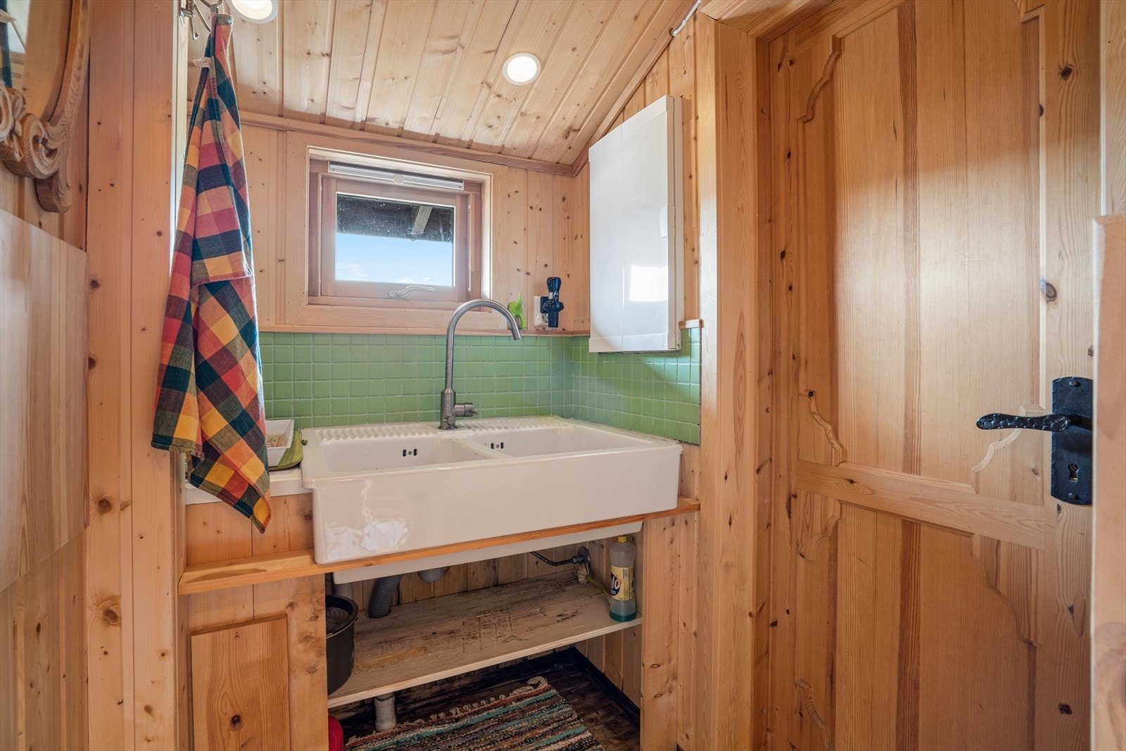 Bad med servant og dusjløsning. Galleribilde