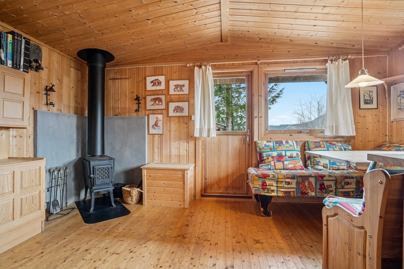 Stuen er 17 kvm på med vedfyring. Galleribilde