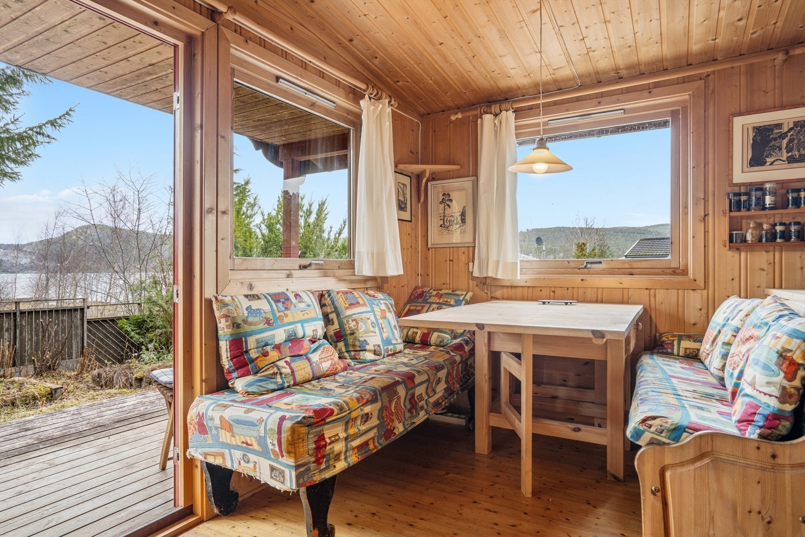 Utsikt fra sittekrok i stue, med naturen tett på gjennom store vinduer. Galleribilde