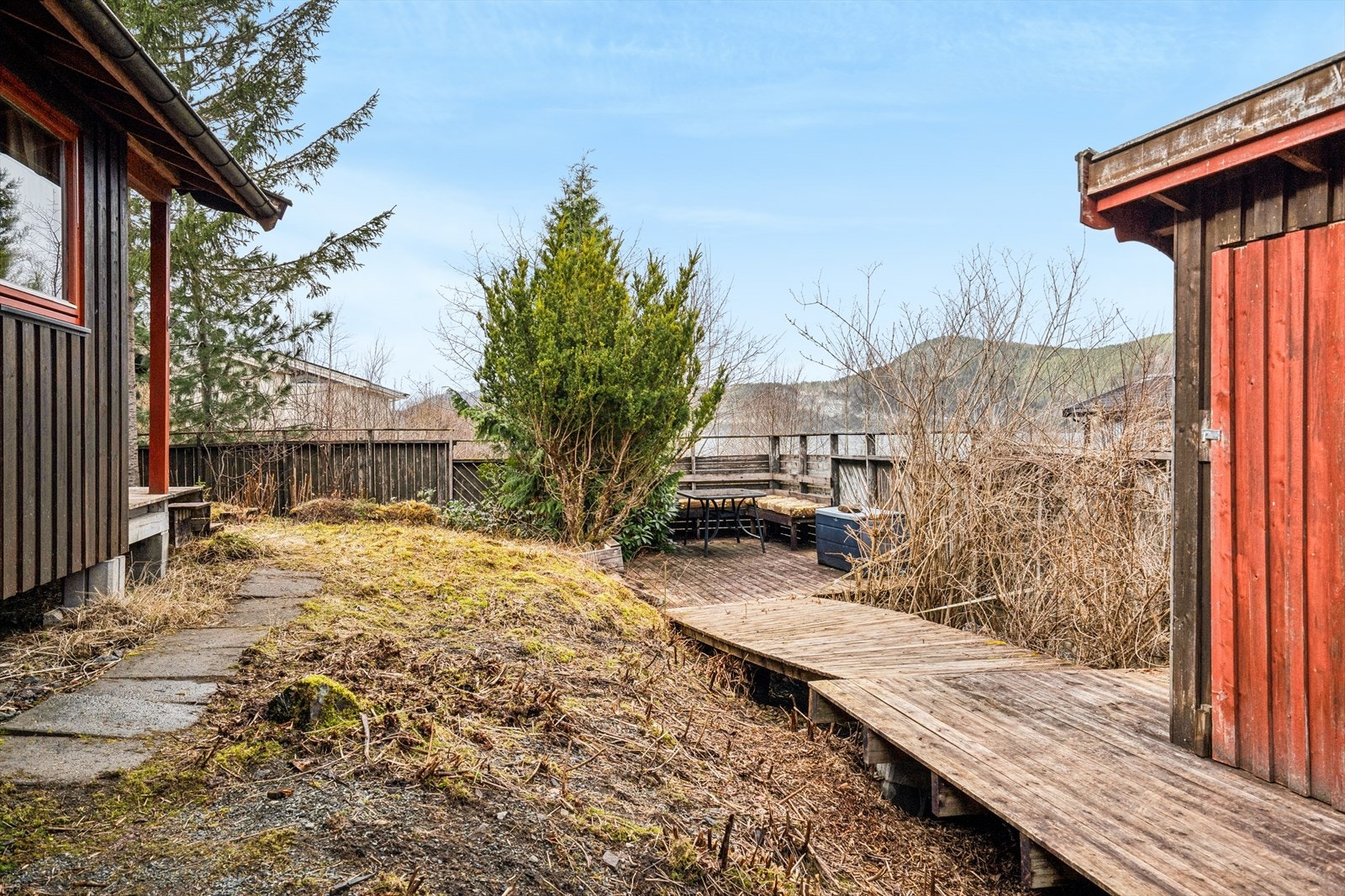 Nærområde med vann, lyng og fjellterreng. Galleribilde