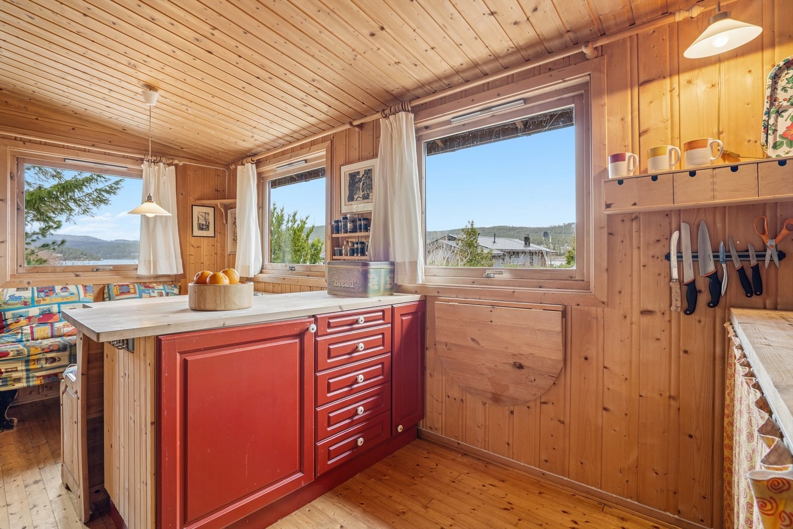 Kjøkken sett fra motsatt side, med innredning og vindu mot naturen. Galleribilde