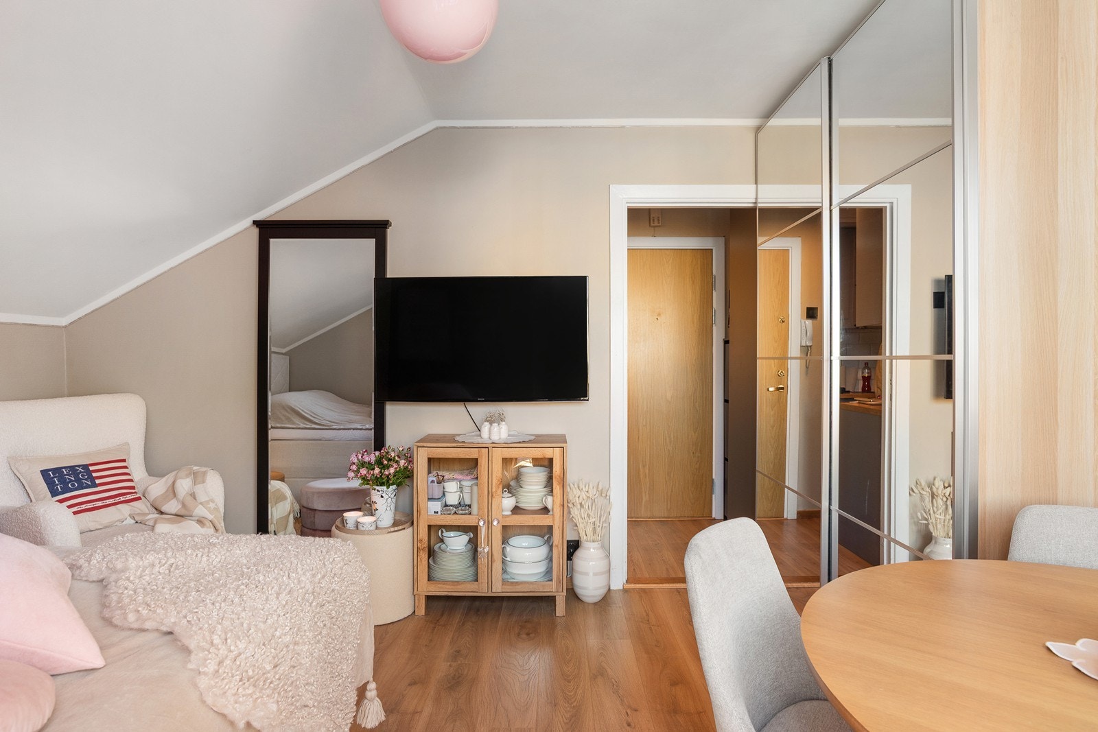 Rommet utnyttes godt med plass til både stue, spisebord og seng Galleribilde
