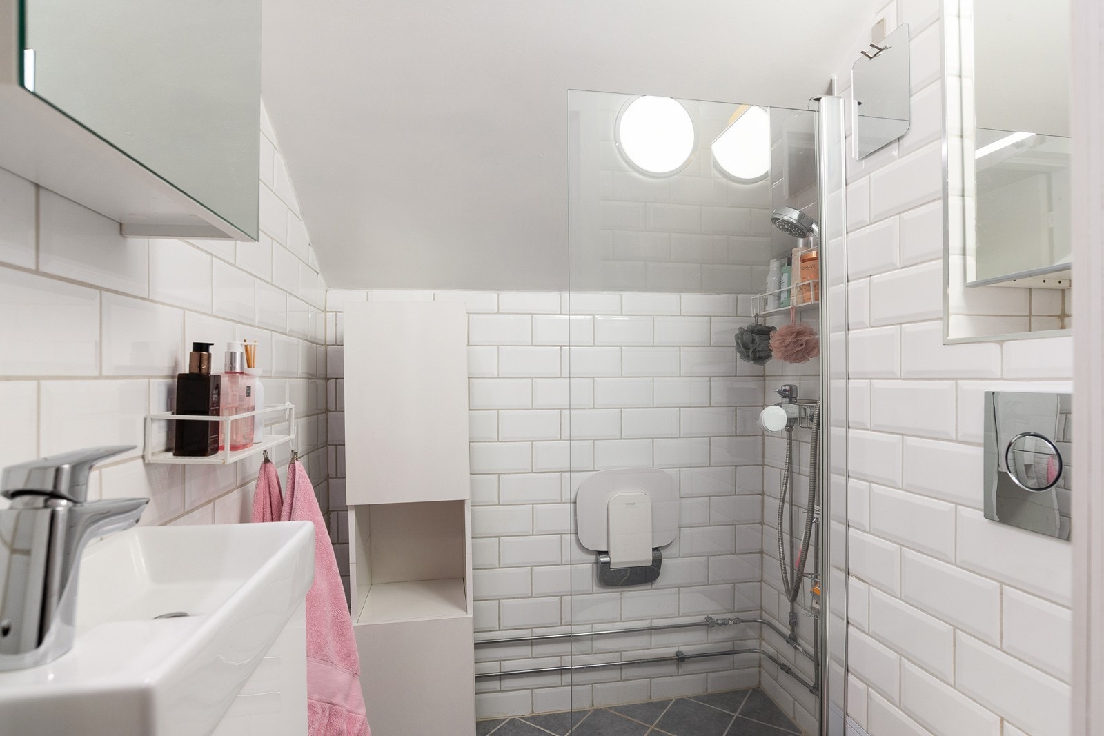 Badet er utstyrt med dusjnisje, opplegg for vaskemaskin, servantskap og veggmontert wc Galleribilde