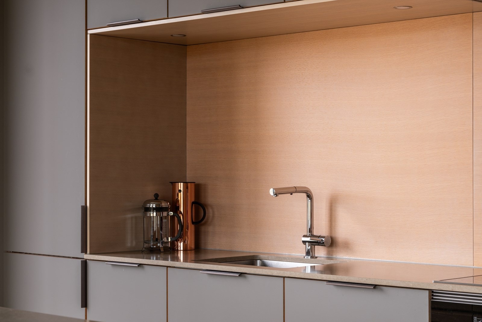 Kjøkkenet har integrerte hvitevarer av høy kvalitet samt integrert belysning som gir et funksjonelt og stilrent utrykk. Galleribilde