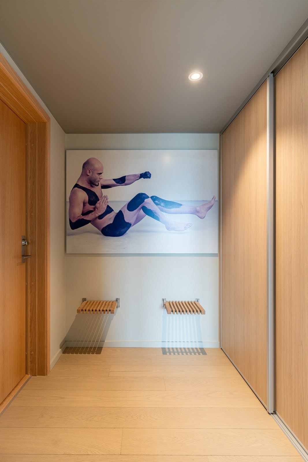 Her er det rikelig med oppbevaringsplass i plassbygde garderobeløsninger, elegant integrert bak en eksklusiv skyvedør som gir et ryddig og helhetlig uttrykk. Galleribilde