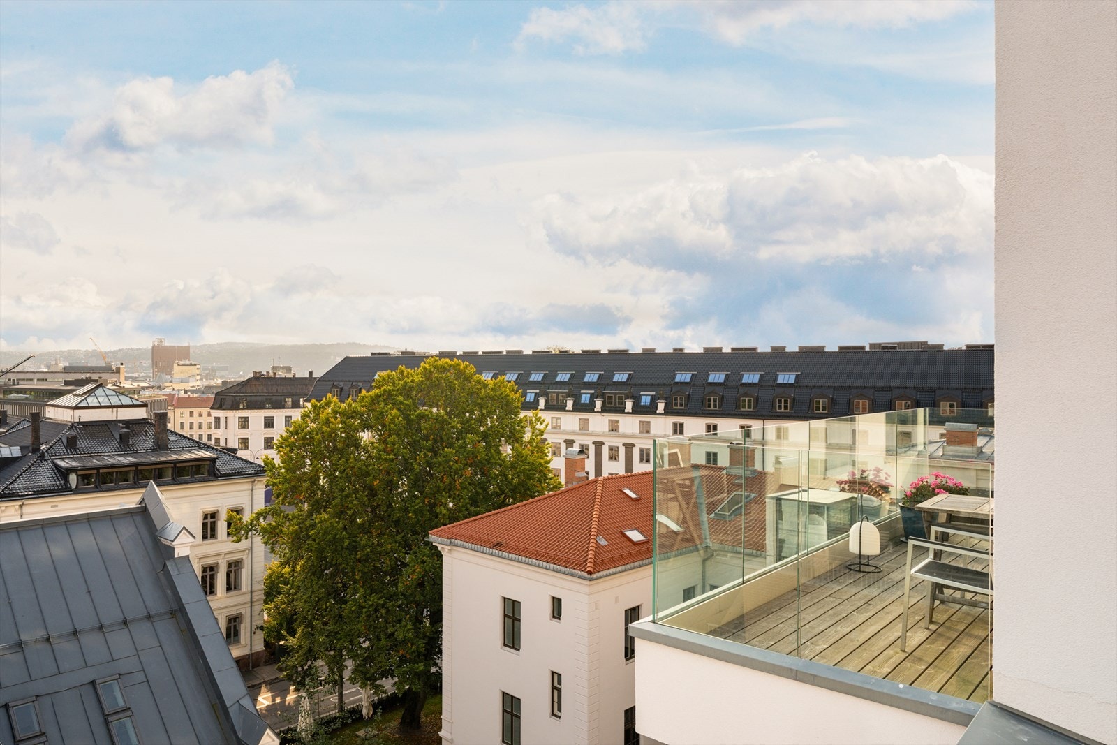 Leiligheten ligger tilbaketrukket og rolig til, men samtidig midt i et av byens mest etterspurte nabolag. Galleribilde
