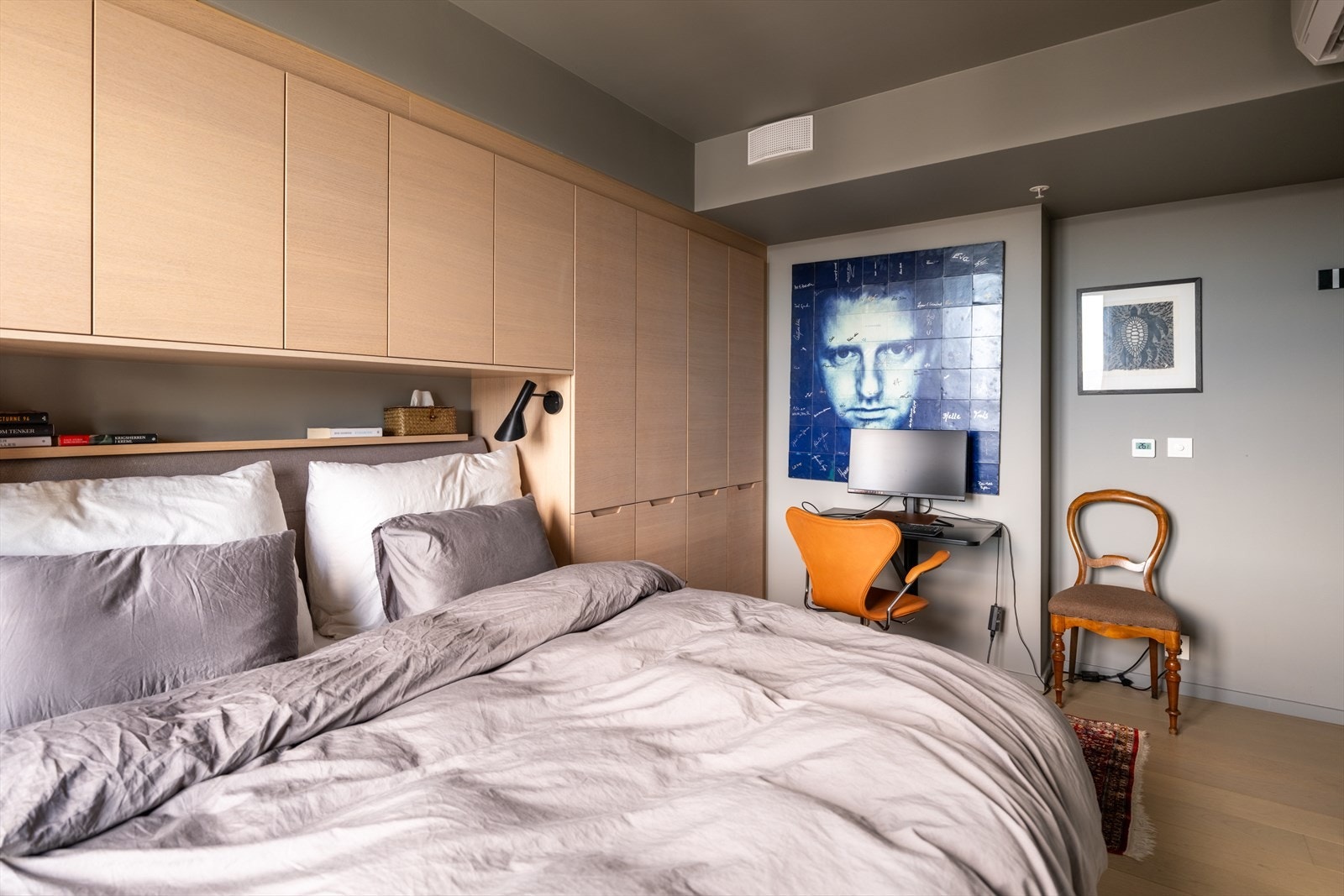 Den integrerte hylleløsningen over sengen kombinerer stil og funksjonalitet på en elegant måte. Her får du praktisk oppbevaring til bl.a. bøker og dekor. Galleribilde