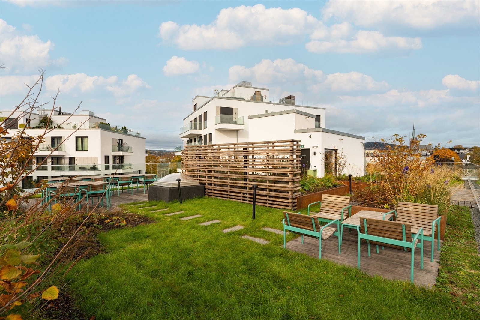 Beboere i Sommerrokvartalet får eksklusive fordeler i tillegg tilbys praktiske tjenester som rengjøring, klesvask og levering av skjorter, samt mulighet for privat kokk og servering. Galleribilde