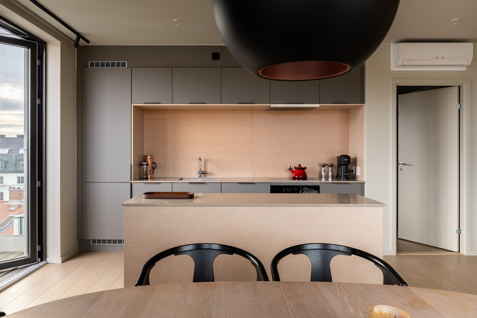 Kjøkkenøya gir ekstra oppbevaring og fungerer som en sosial samlingsplass. Galleribilde