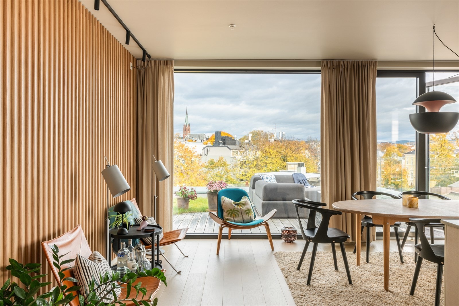 Leiligheten fremstår særdeles gjennomført i elegant nordisk stil, tegnet av LPO arkitekter. Galleribilde