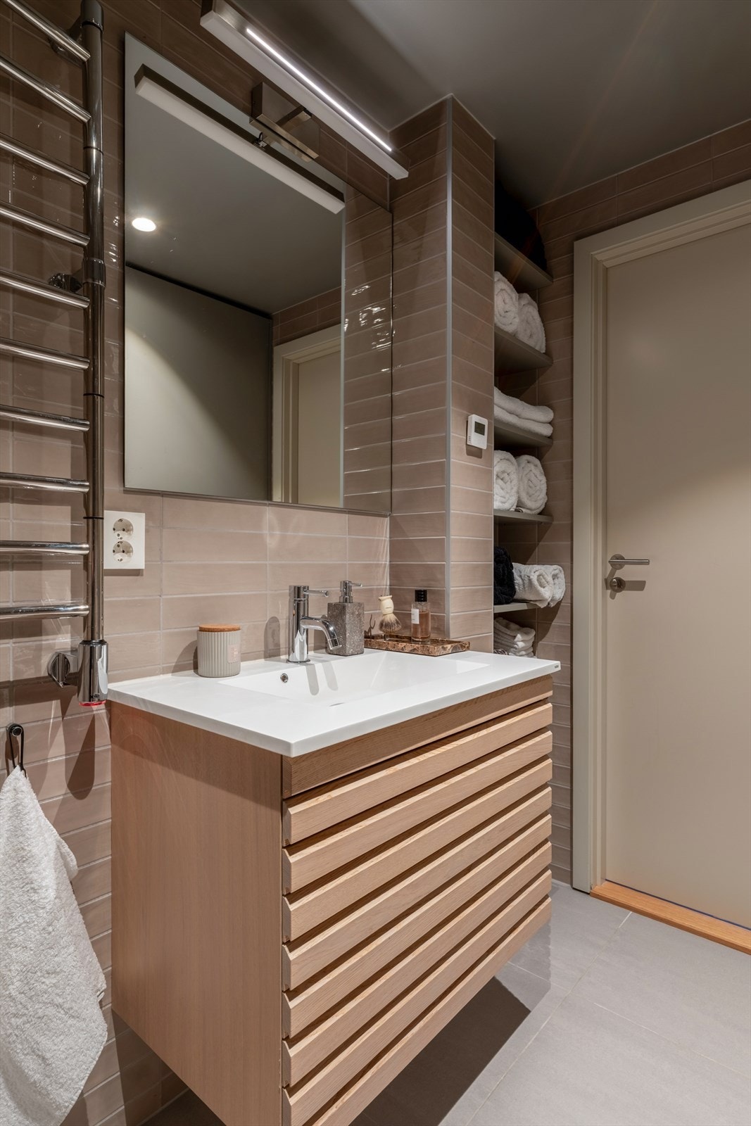 Badet har opplegg for vaskemaskin i et eget, integrert skap. Galleribilde