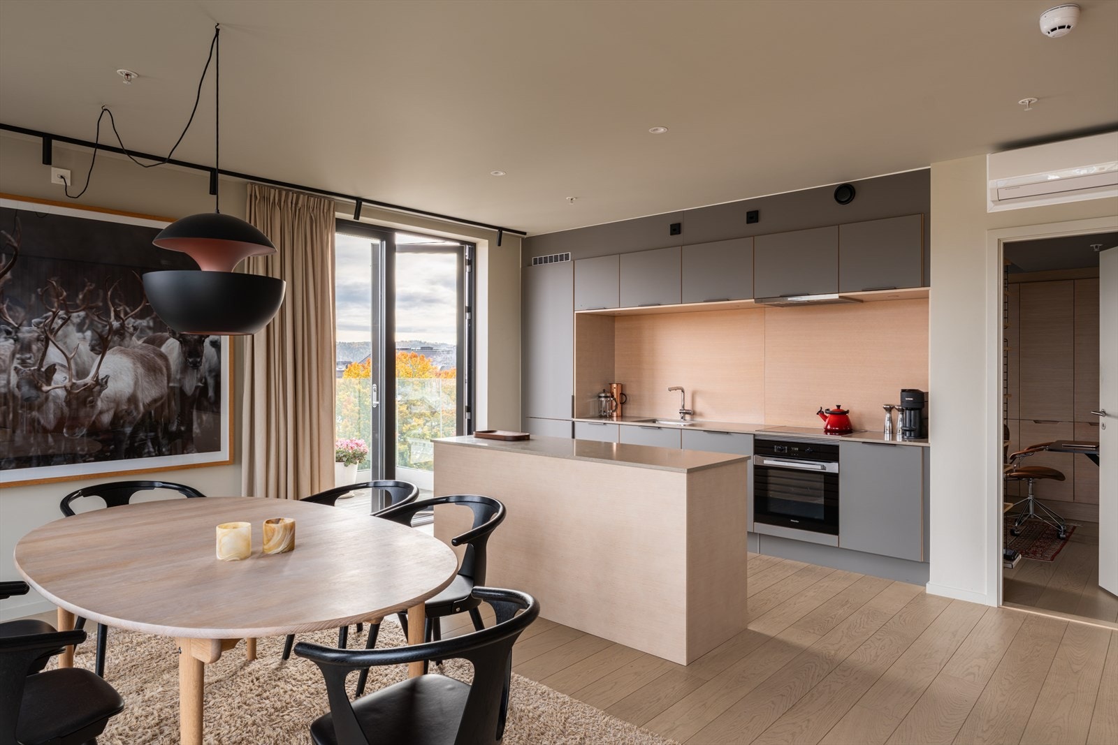 Den åpne stue- og kjøkkenløsningen gir en sosial sone med utgang til både takhagen(40,5 m²) og en separat balkong (8,8 m²). Galleribilde