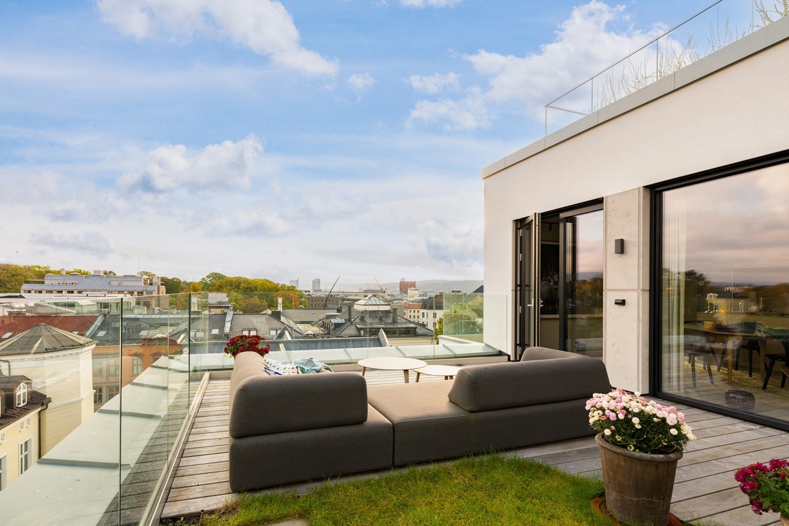 Her nytes en vidstrakt utsikt over byens taklandskap og grønne omgivelser, med sikt helt til Holmenkollen og Nordstrand. Galleribilde