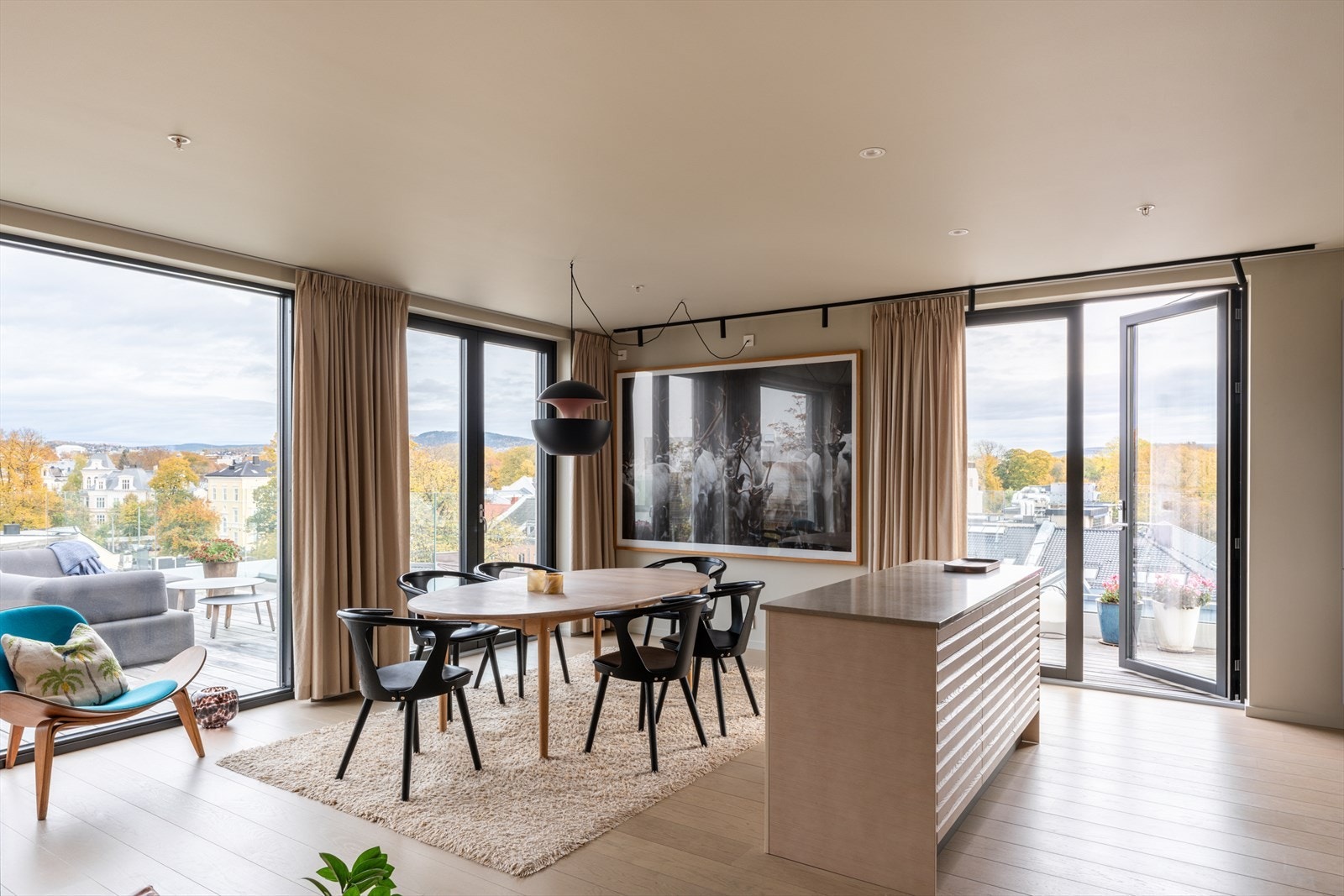 Dette er en moderne leilighet fra 2022 i det eksklusive prosjektet Sommerrokvartalet. Boligen inneholder attraktive fasiliteter samt gjennomgående høy standard og kvalitet. Galleribilde